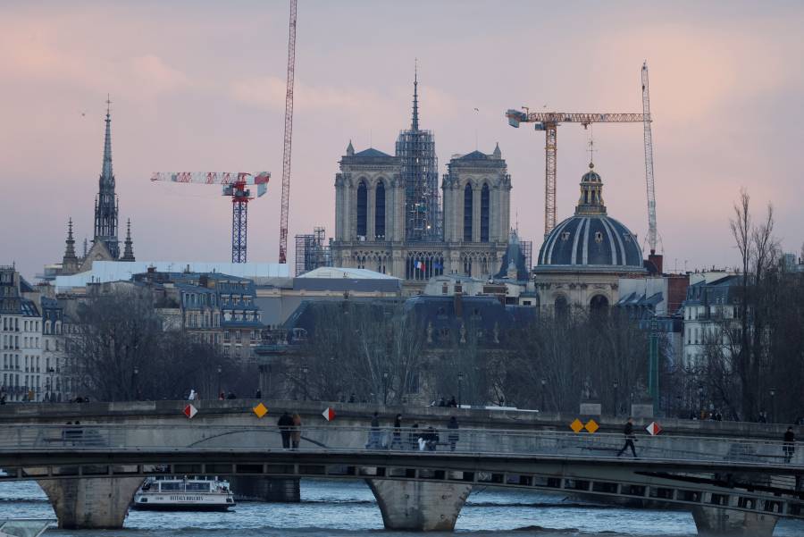 Comienzan a desmantelar andamios en catedral de Notre Dame