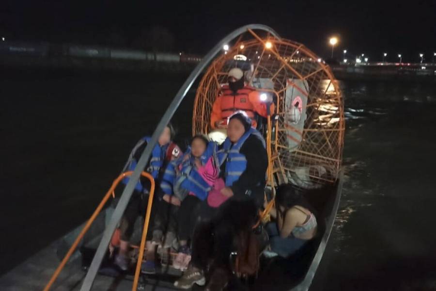 Dramático rescate de mujeres y niños migrantes de las aguas del río Bravo