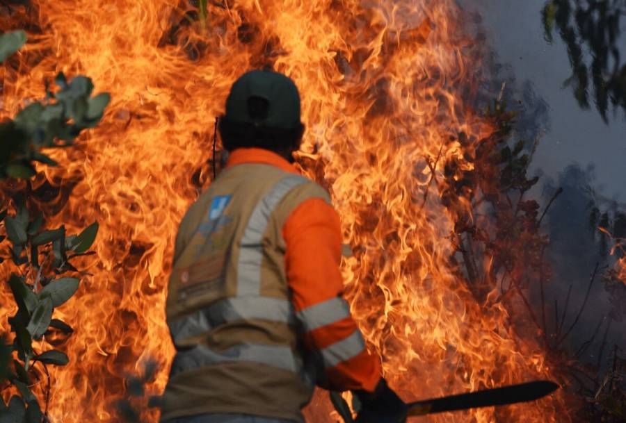 Se mantiene activo grave incendio en cerros de Boyacá