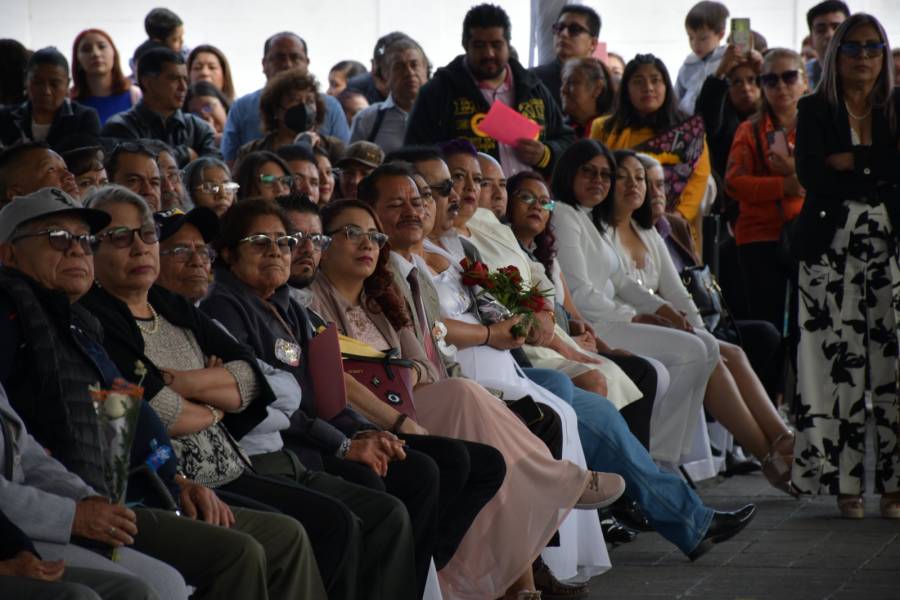 Este Día del Amor, mil 200 parejas se casan en Neza y rompen récord