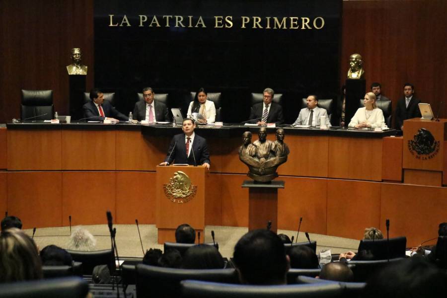 Inscriben en letras doradas a los tres Juanes en el Senado de la República