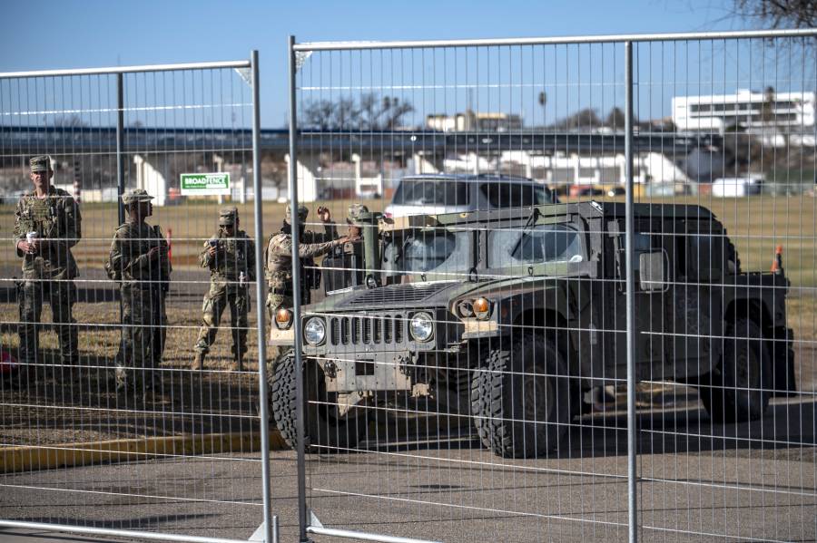Texas construirá base militar en frontera con México para contener migración