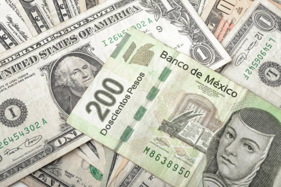 Peso se deprecia en espera de datos económicos clave en EEUU