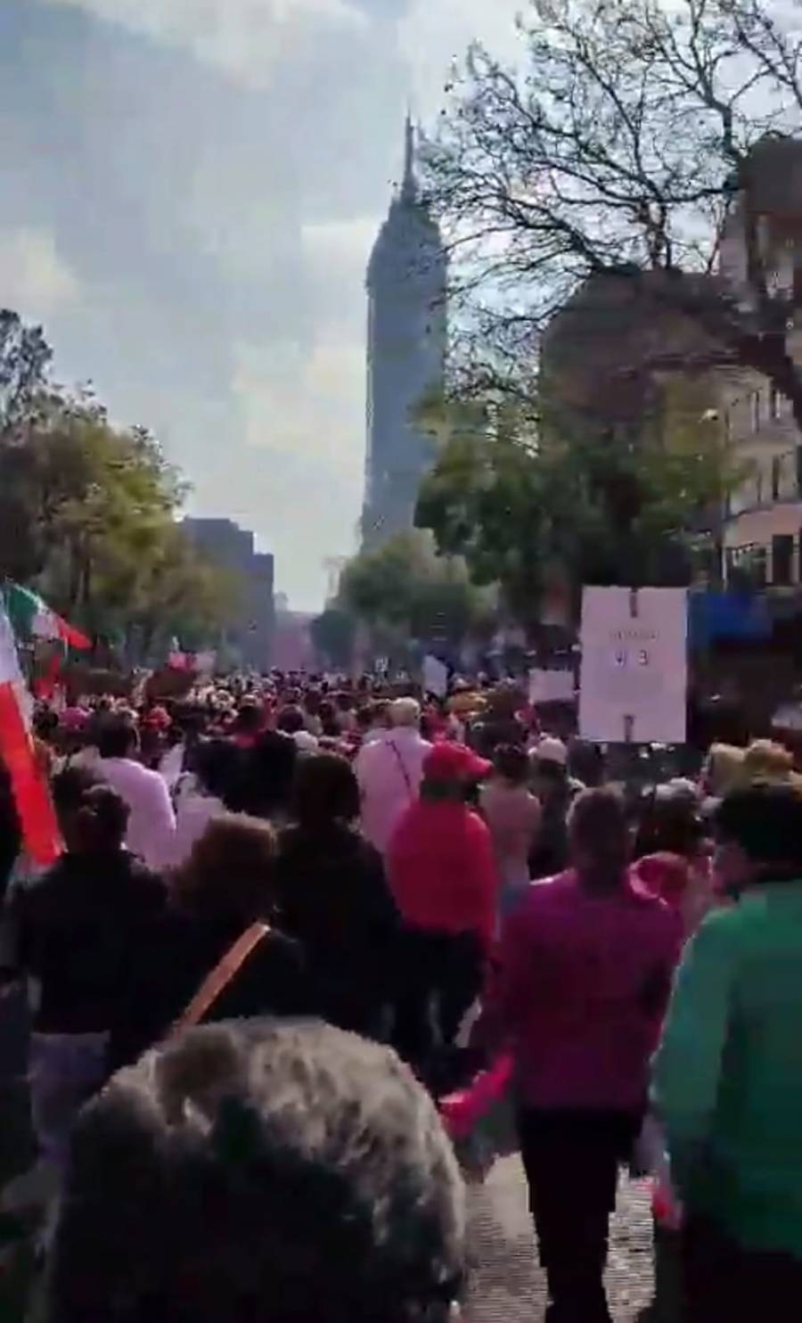 “Bien y sin novedad”, dice AMLO de marcha de la oposici&oacute;n