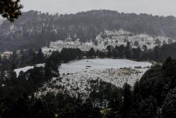 Autoridades activan protocolo de seguridad ante fuerte nevada en el Volcán Xinantécatl