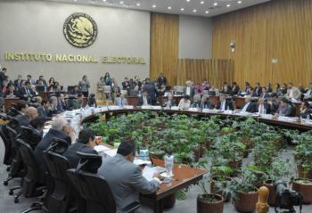 Confusión y desacuerdos en el salón del pleno del INE tras acuerdo para sancionar gastos de precampaña