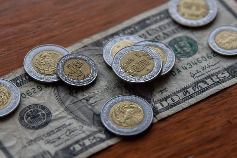 Peso se deprecia frente al d&oacute;lar; cotiza en 17.07