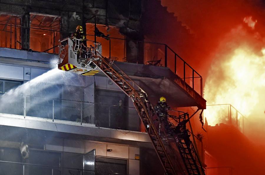 Al menos cuatro muertos en Espa&ntilde;a en el voraz incendio de un edificio de viviendas