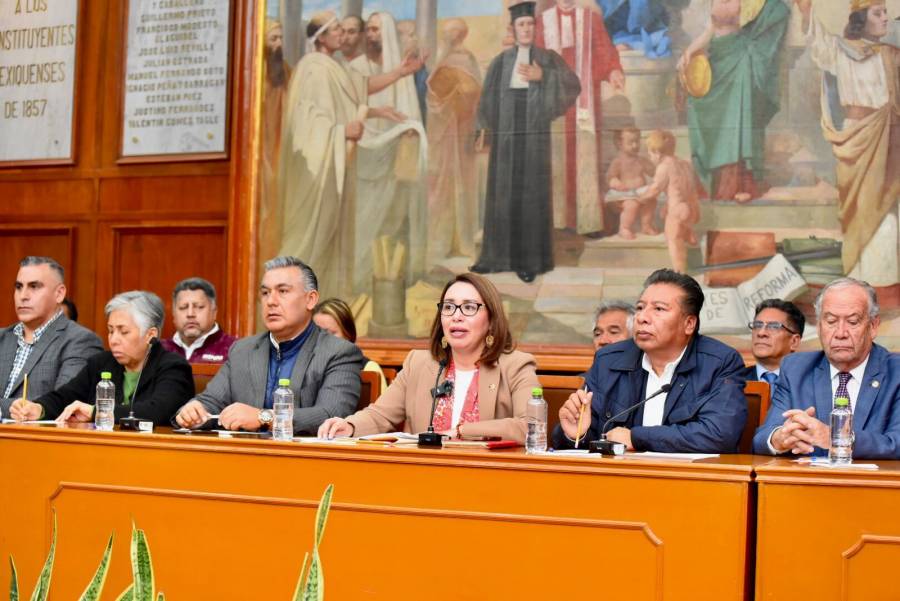 Diputada Azucena Cisneros desmiente supuestas investigaciones y denuncia 