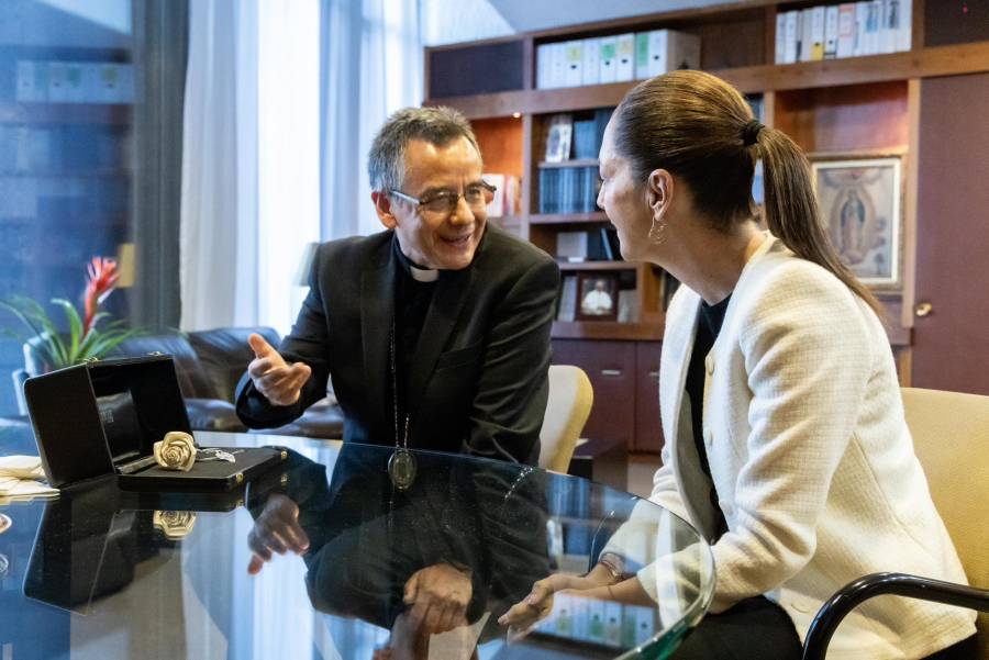 Sheinbaum se reúne con rector de la Basílica de Guadalupe; entrega regalo bendecido por el Papa Francisco