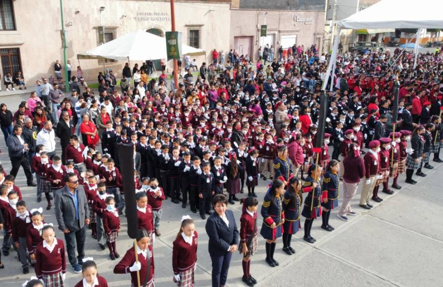 Estudiantes soledenses hacen juramento a la bandera en su día
