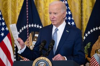 Biden considera decretos para acotar migraci&oacute;n en la frontera sur