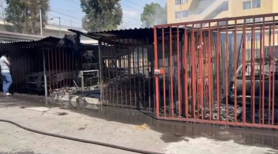 Incendio en unidad habitacional en Infonavit Las Marinas ubicado en Metepec