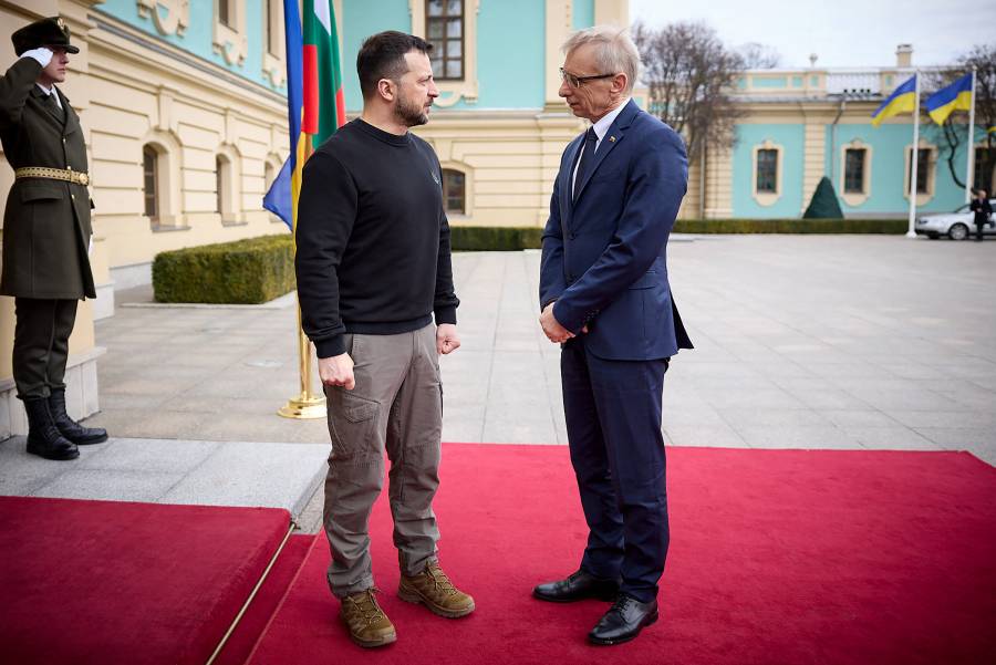 Macron anuncia coalición para enviar municiones a Kiev y no descarta desplegar tropas