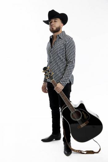 Noe se lanza al estrellato con su primer EP “Estos tragos van por ti”