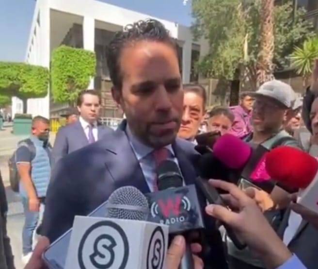 Comparece Loret de Mola ante demanda de Pío López Obrador; lamenta ser llamado como periodista