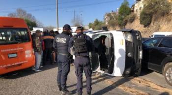 Volcadura de transporte p&uacute;blico en Naucalpan deja 15 personas lesionadas