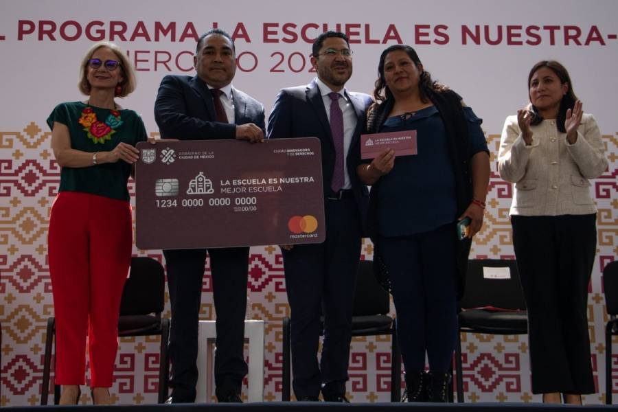 Entrega Batres recursos de “La Escuela Es Nuestra” a mil 330 planteles en CDMX