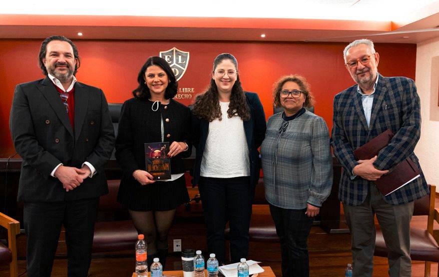 La Escritora Ivana Von Retteg motiva a los jóvenes a leer en la Escuela Libre de Derecho