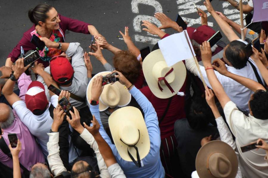 Promete Sheinbaum seguro social para repartidores de apps de servicios