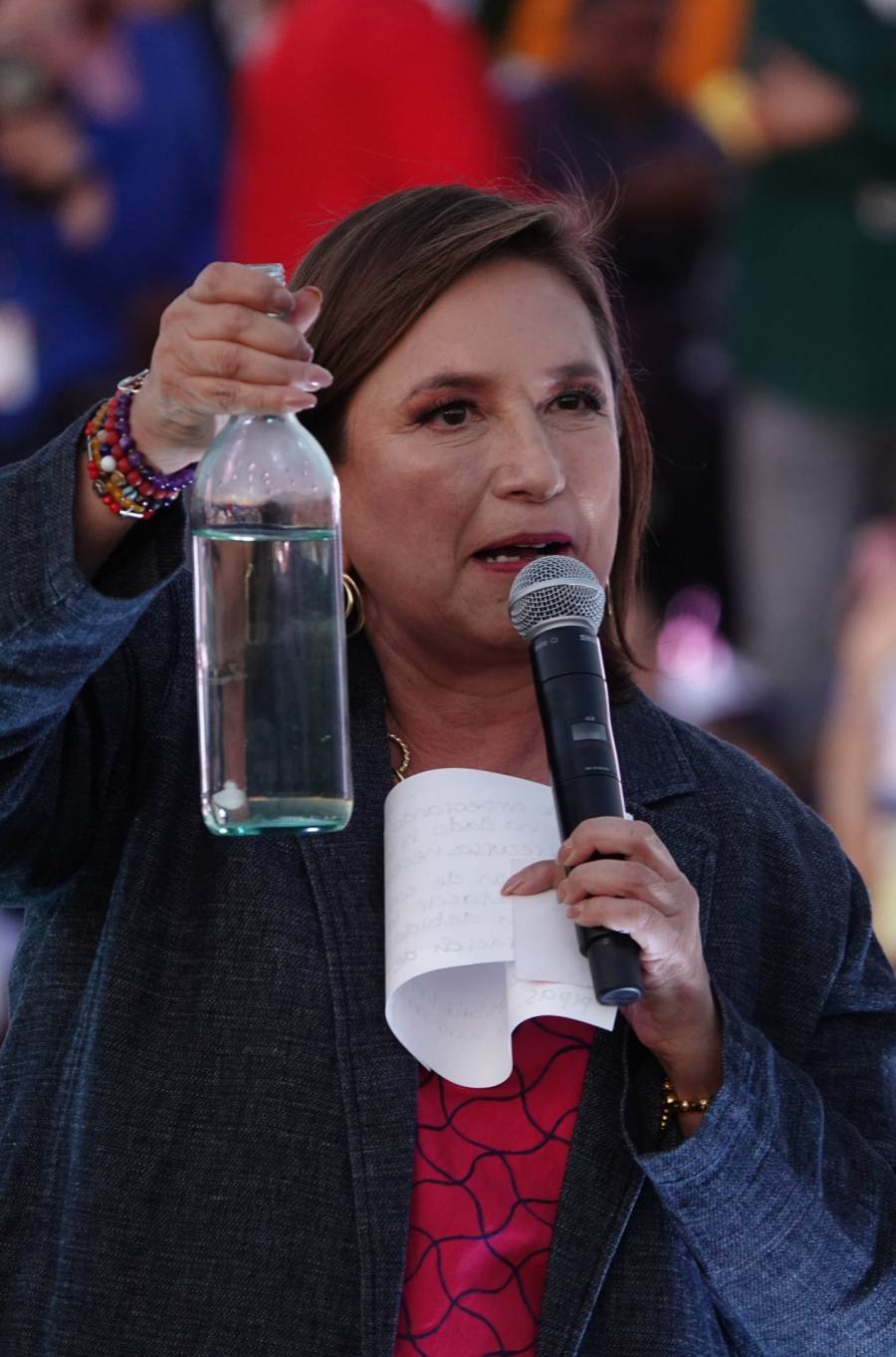 Xóchitl Gálvez lanza desafío a Sheinbaum de tomar agua de pipas del gobierno