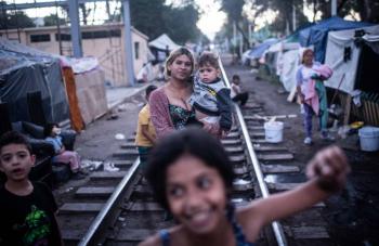 Aumenta el n&uacute;mero de migrantes en centros de detenci&oacute;n de ICE