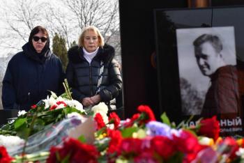 Cientos de rusos ante a la tumba de Navalni tras su funeral
