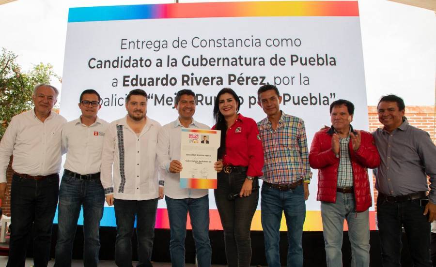 Recibe Lalo Rivera constancia como candidato a la gubernatura