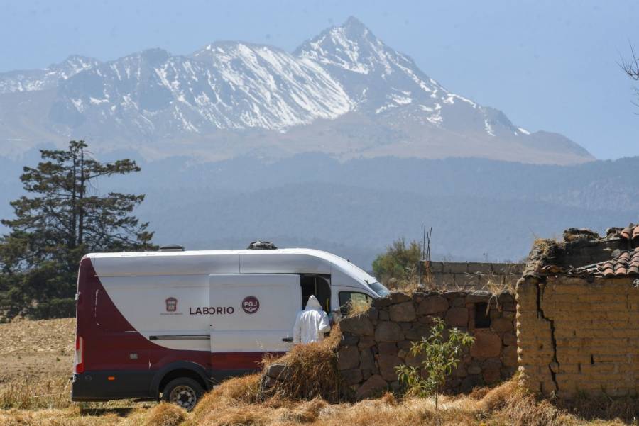 Descubren restos humanos en fosa clandestina en el Estado de México