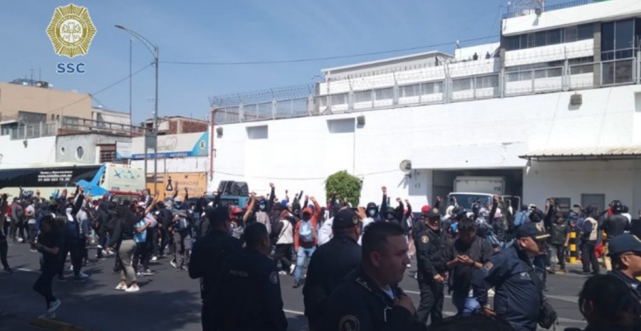 A manera de protesta, estudiantes de Ayotzinapa estrellaron un camión en la en las puertas de la FGR