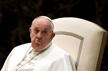 Sacerdotes causan polémica por dirigir oraciones para que el Papa “llegue al cielo pronto”