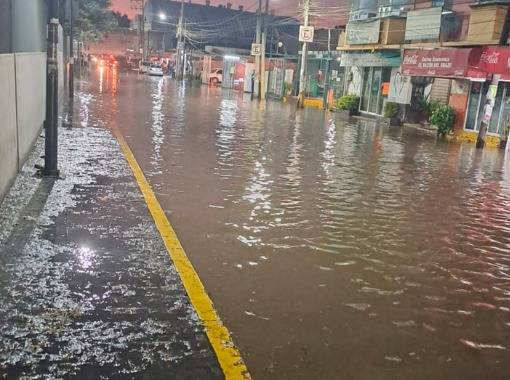 Fuga de agua potable anega calles y hospital en Tultitl&aacute;n: Conagua controla la situaci&oacute;n