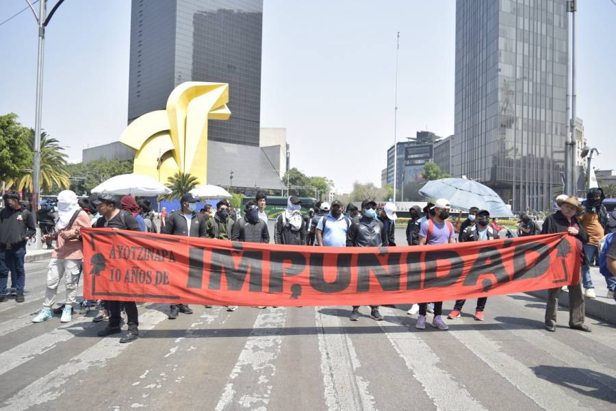 Se manifiestan en Paseo de la Reforma padres de los 43 normalistas de Ayotzinapa