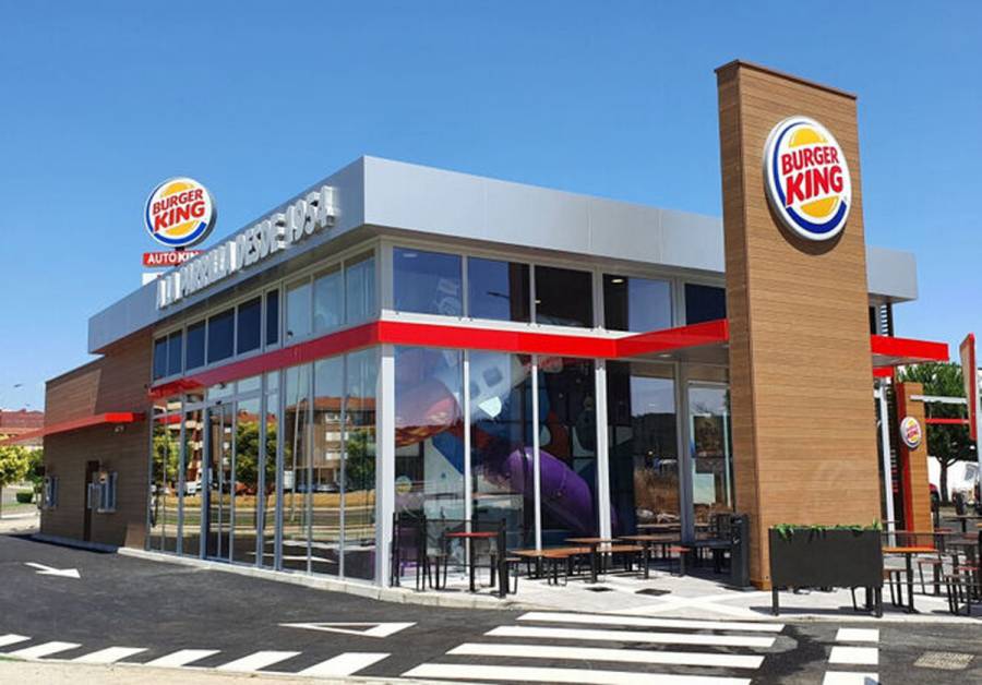 Graban a hombre 'ba&ntilde;&aacute;ndose' en tanque de Burger King en Colombia