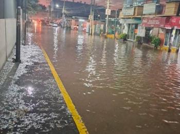 Fuga de agua potable anega calles y hospital en Tultitlán: Conagua controla la situación