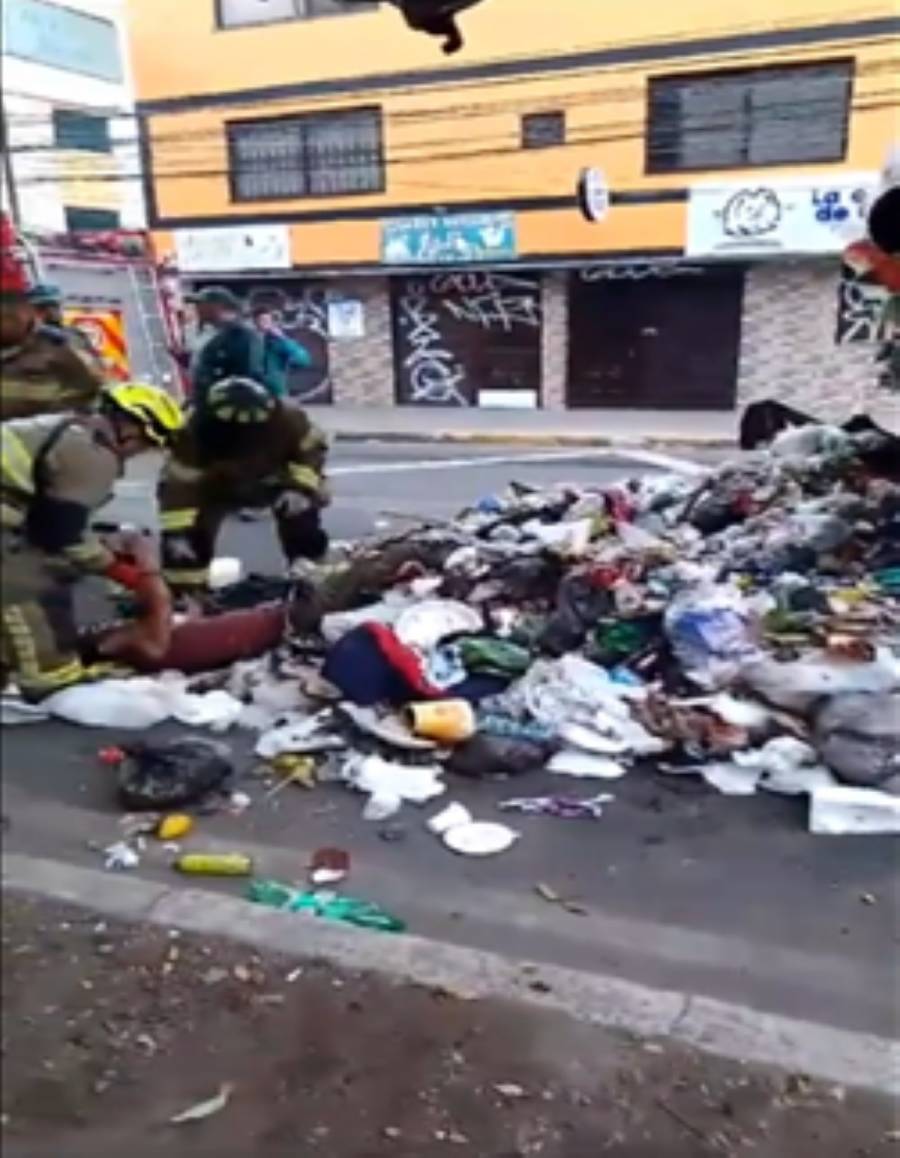 Rescatan a persona atrapada en contenedor de basura en Bogotá