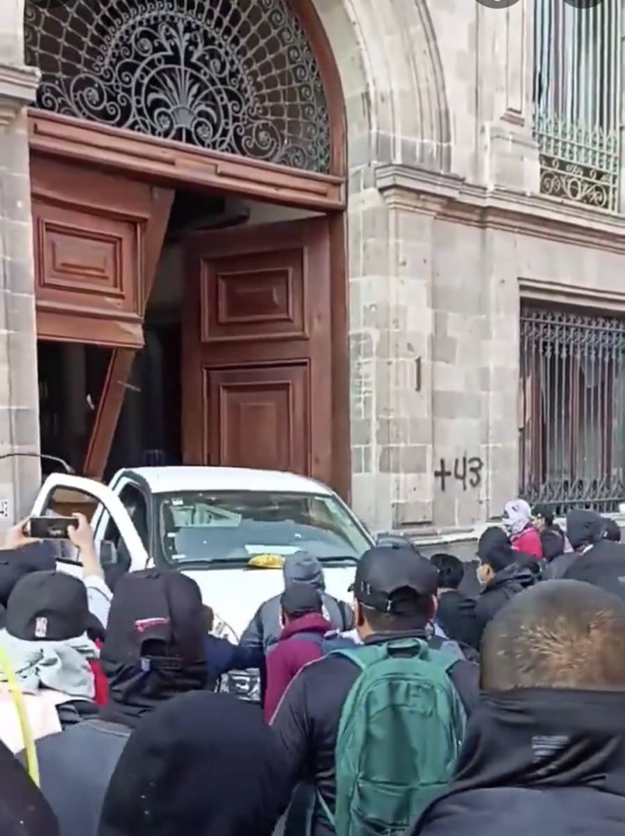 Refuerzan seguridad en Palacio Nacional tras derrumbe de una puerta trasera
