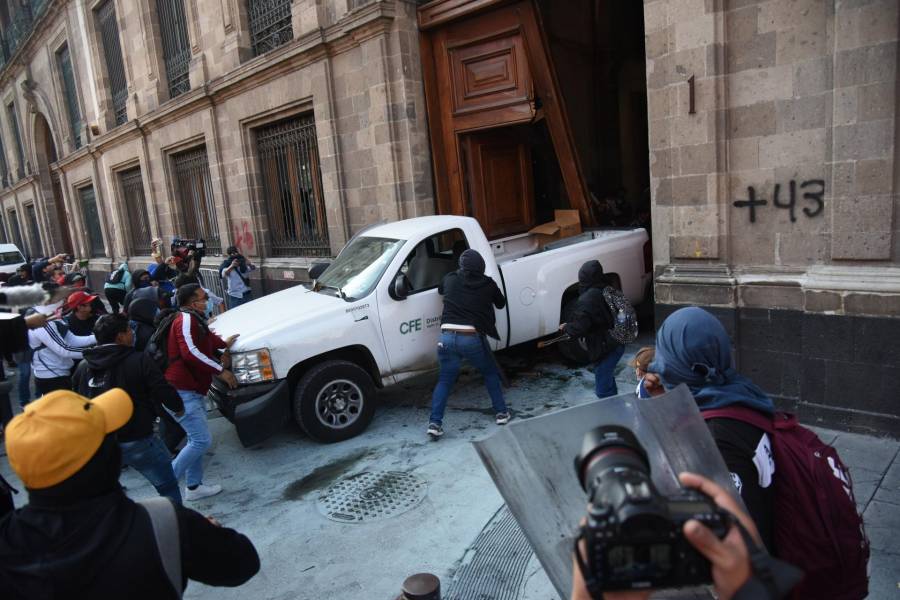FGR abre carpeta de investigación por irrupción en Palacio Nacional