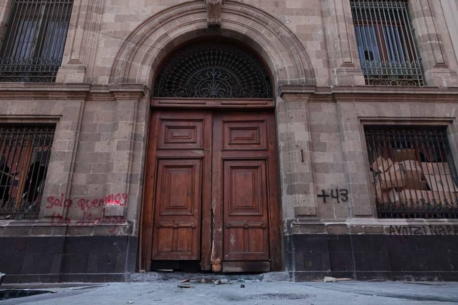 La FGR acordonó entrada de Palacio Nacional luego de que estudiantes de Ayotzinapa entraran al recinto
