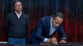 “Si vamos por el camino de la equidad vamos por el camino de la paz”: Petro al posesionar a Alexander L&oacute;pez en DNP