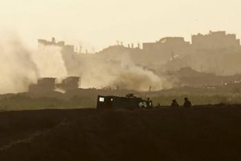 Voluntarios intentan mantener el orden en la ciudad palestina de Rafah, devastada por la guerra.