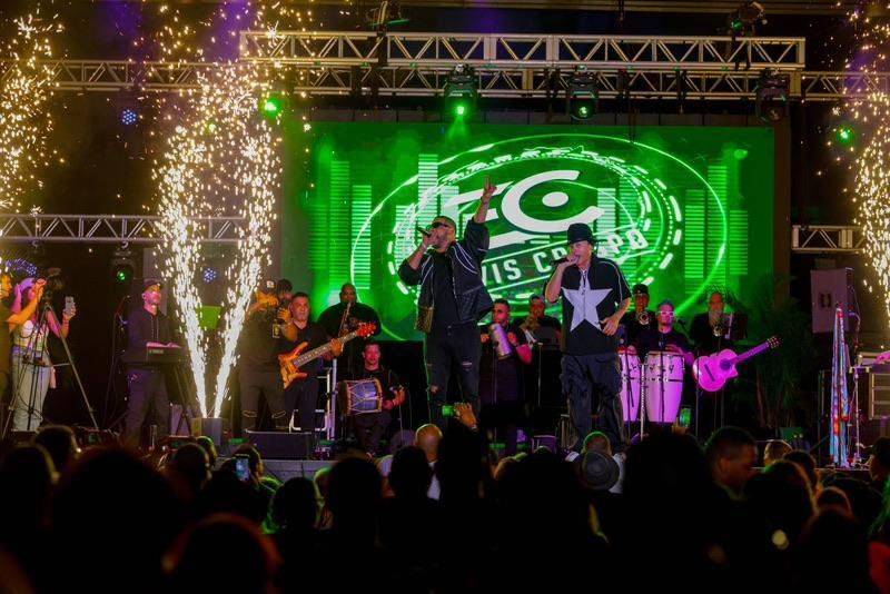 Elvis Crespo y RKM sorprenden a 20 mil fanáticos en el Carnaval MABO en Puerto Rico