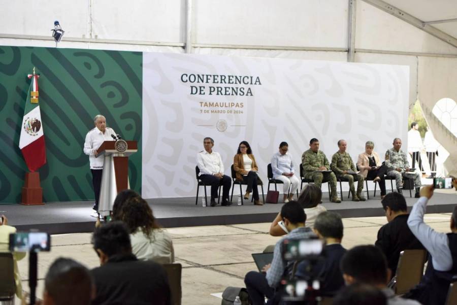 AMLO ve “mano negra” y “guerra sucia” en “vulgar acto de provocaci&oacute;n” de tumbar puerta de Palacio Nacional