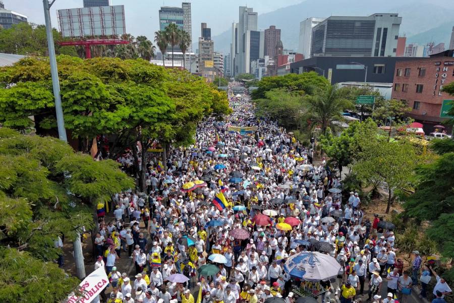 Miles protestan en Colombia contra el gobierno de Gustavo Petro