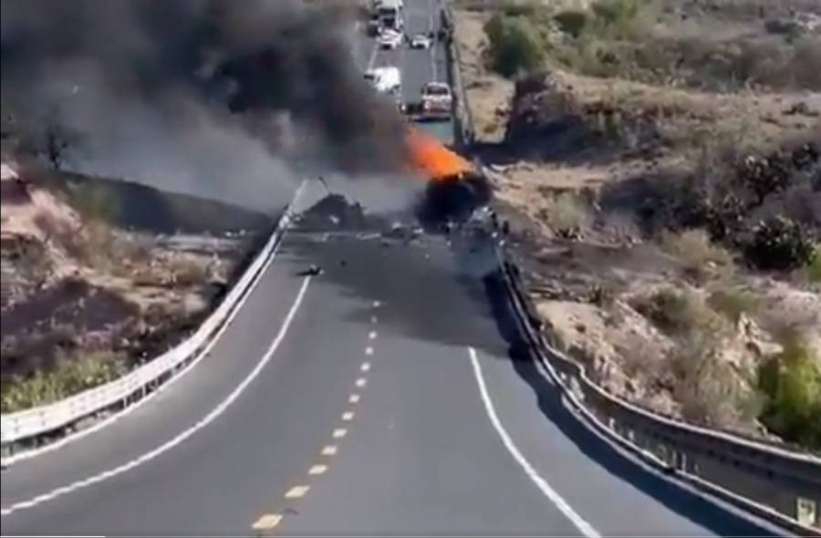Colisión de pipas provoca incendio en la carretera Oaxaca-Puebla