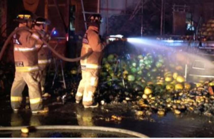 Incendio intencional consume cinco bodegas comerciales en Cuautla