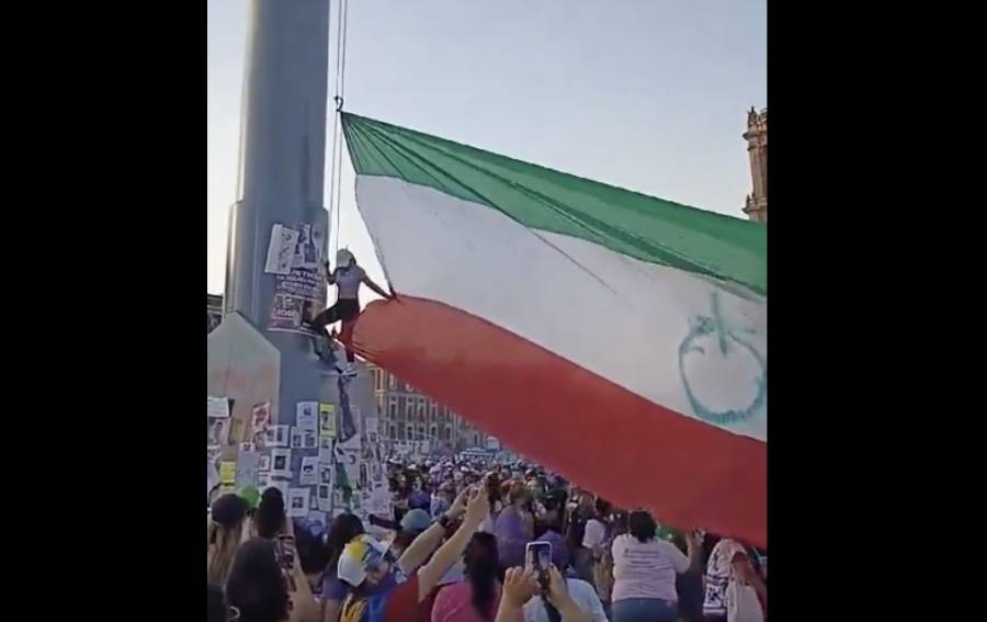 Feministas colocan su propia bandera mexicana en el Zócalo