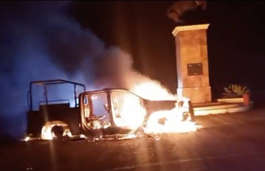 Protesta en Tixtla normalistas de Ayotzinapa y queman patrullas de la Guardia Nacional