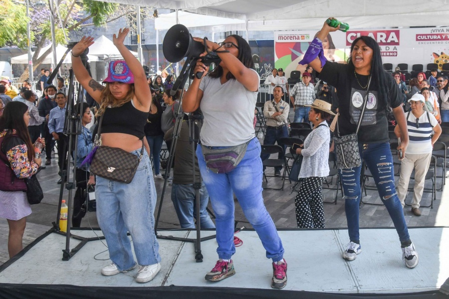Manifestantes exigen un espacio libre de violencia en encuentro político de Clara Brugada