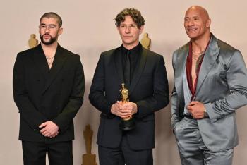 Bad Bunny presenta los premios Oscar 2024 acompa&ntilde;ado de la Roca